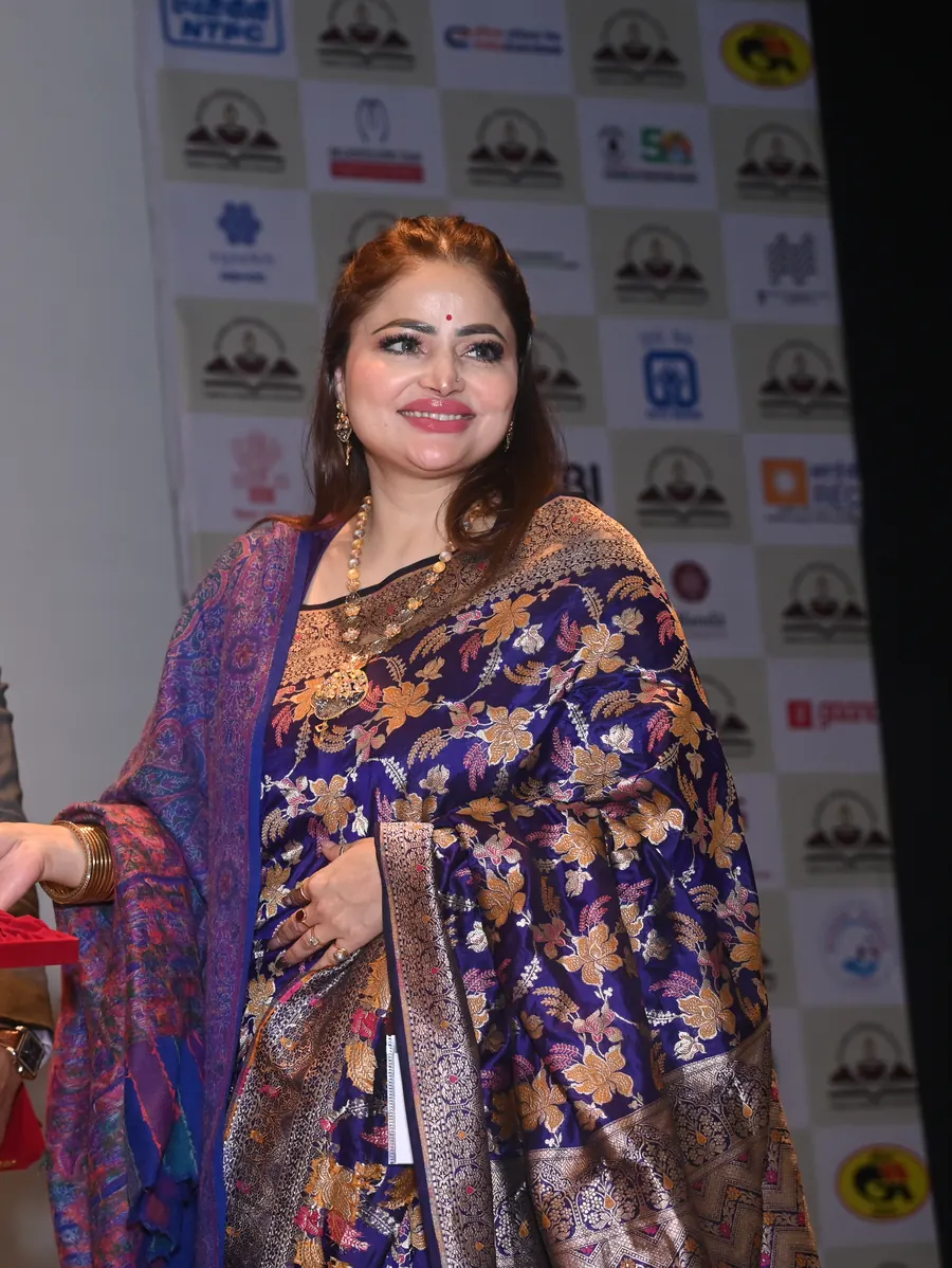 Ms. D. Aaliya presenting an honour at Nalanda Literature Festival 2025